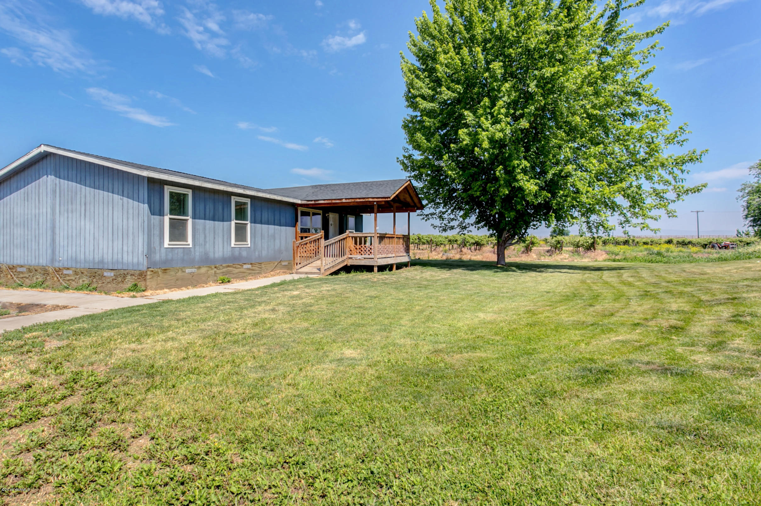 1263 Mountainview Road Grandview, WA 98930 - Photo 14 of 19 a view of a house with pool and a yard