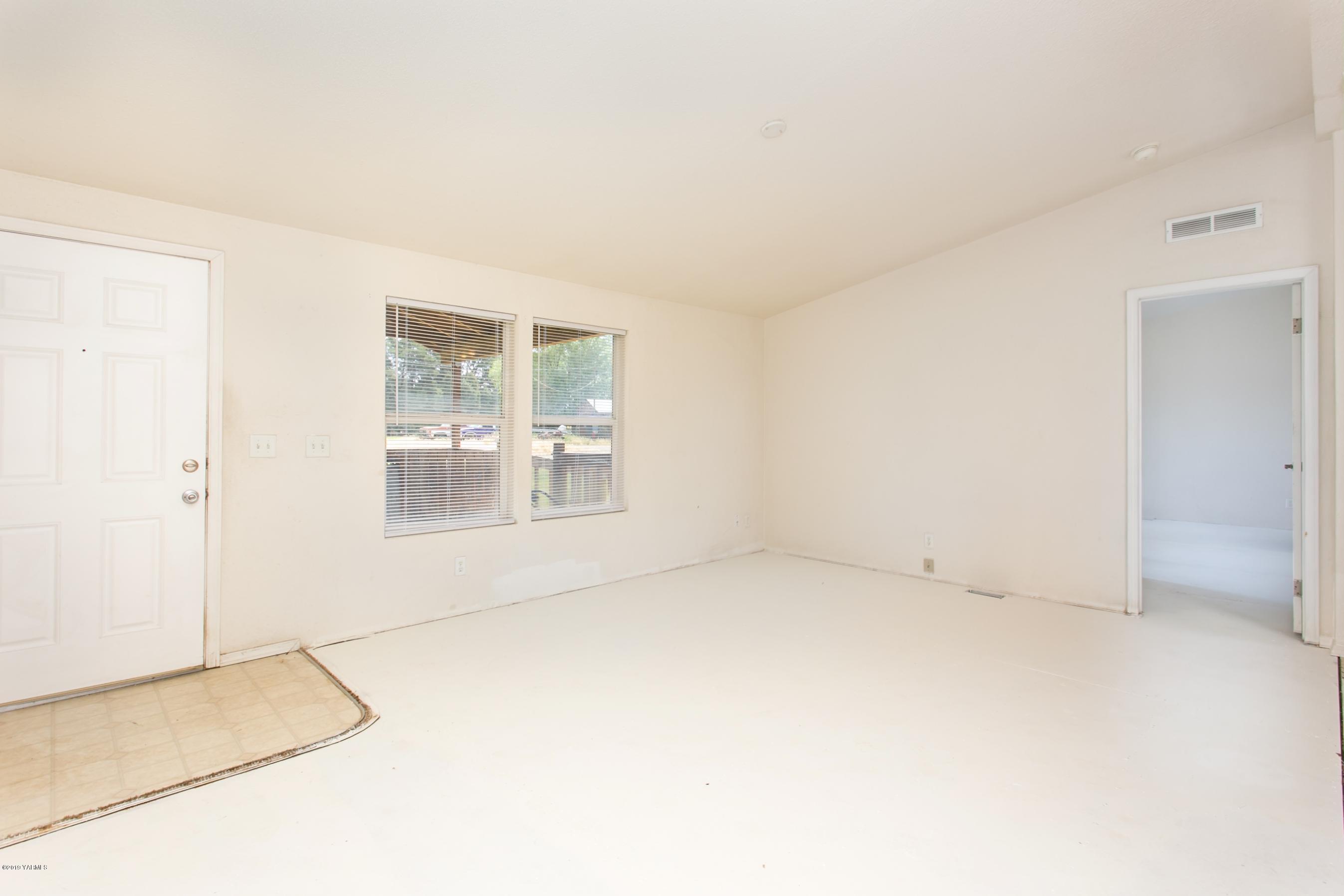 1263 Mountainview Road Grandview, WA 98930 - Photo 3 of 19