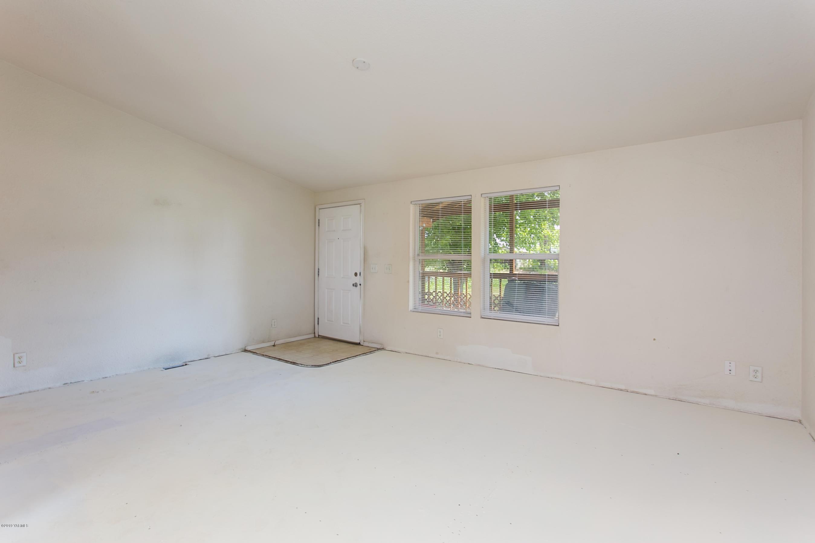 1263 Mountainview Road Grandview, WA 98930 - Photo 4 of 19 an empty room with windows