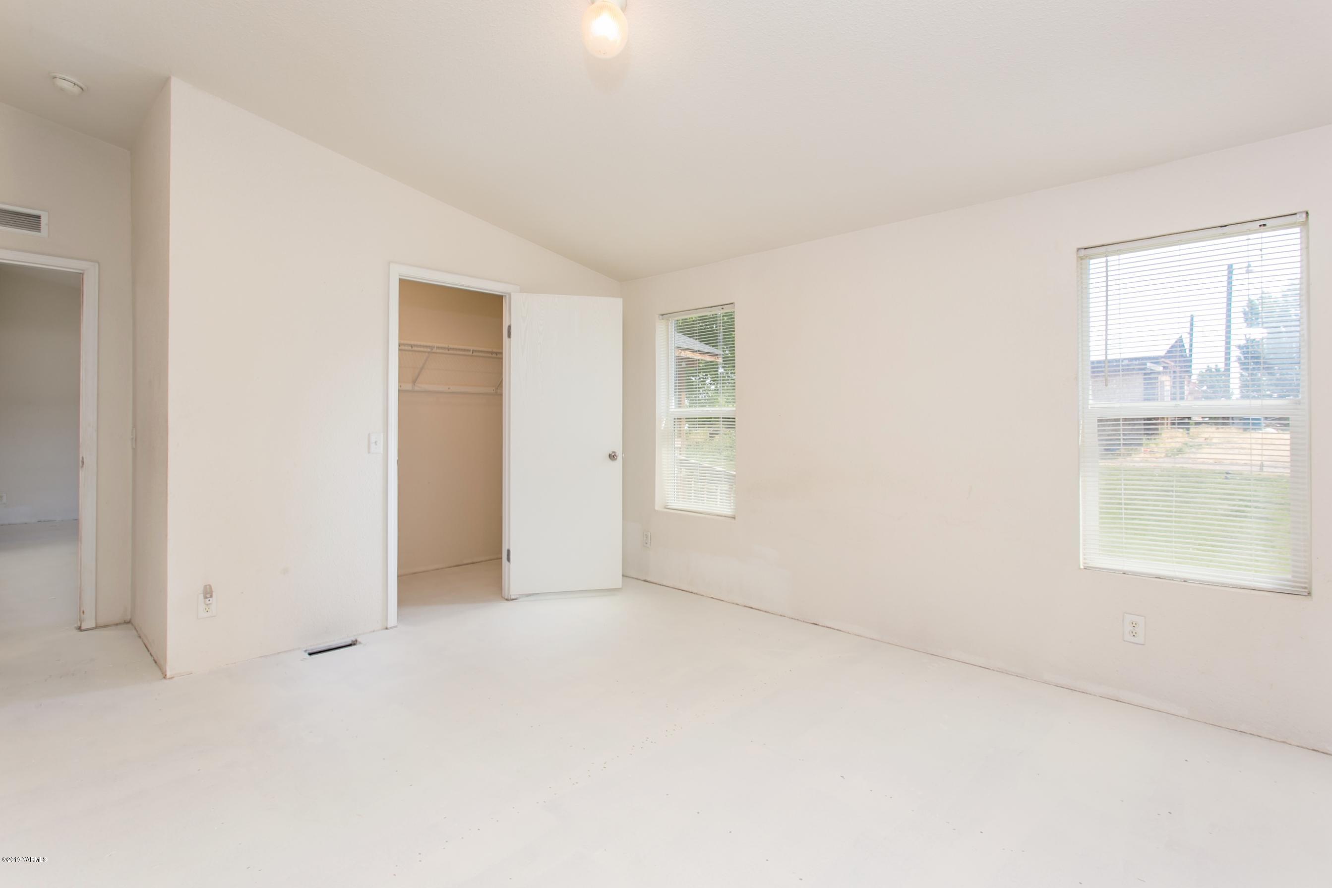 1263 Mountainview Road Grandview, WA 98930 - Photo 5 of 19 an empty room with windows