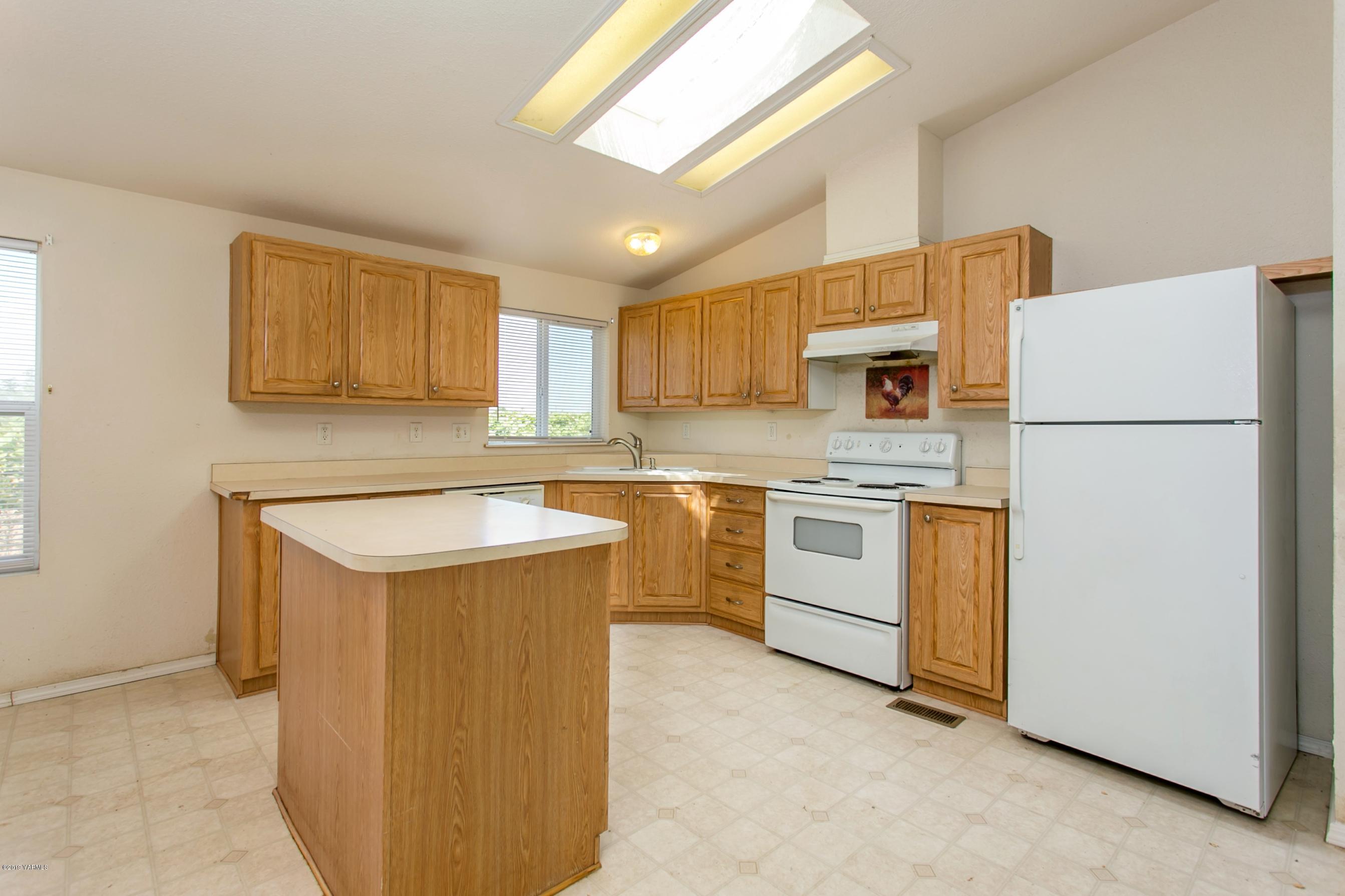 1263 Mountainview Road Grandview, WA 98930 - Photo 7 of 19 a kitchen with a stove sink and refrigerator