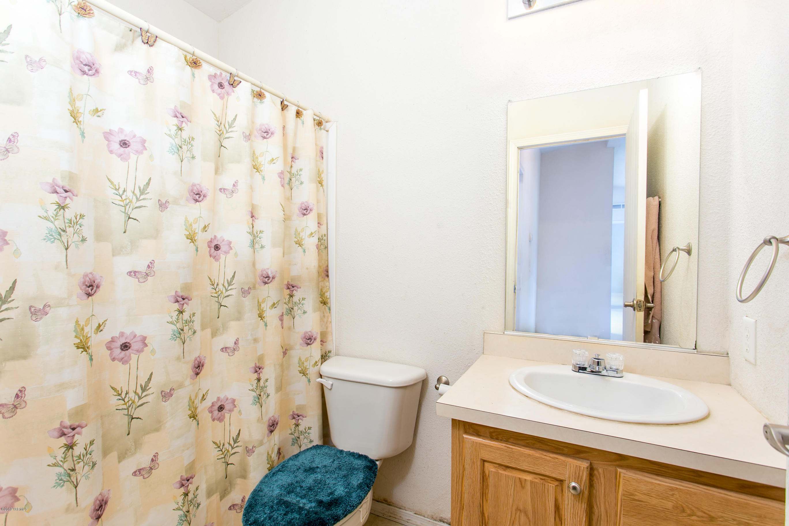 1263 Mountainview Road Grandview, WA 98930 - Photo 8 of 19 a bathroom with a sink and a toilet