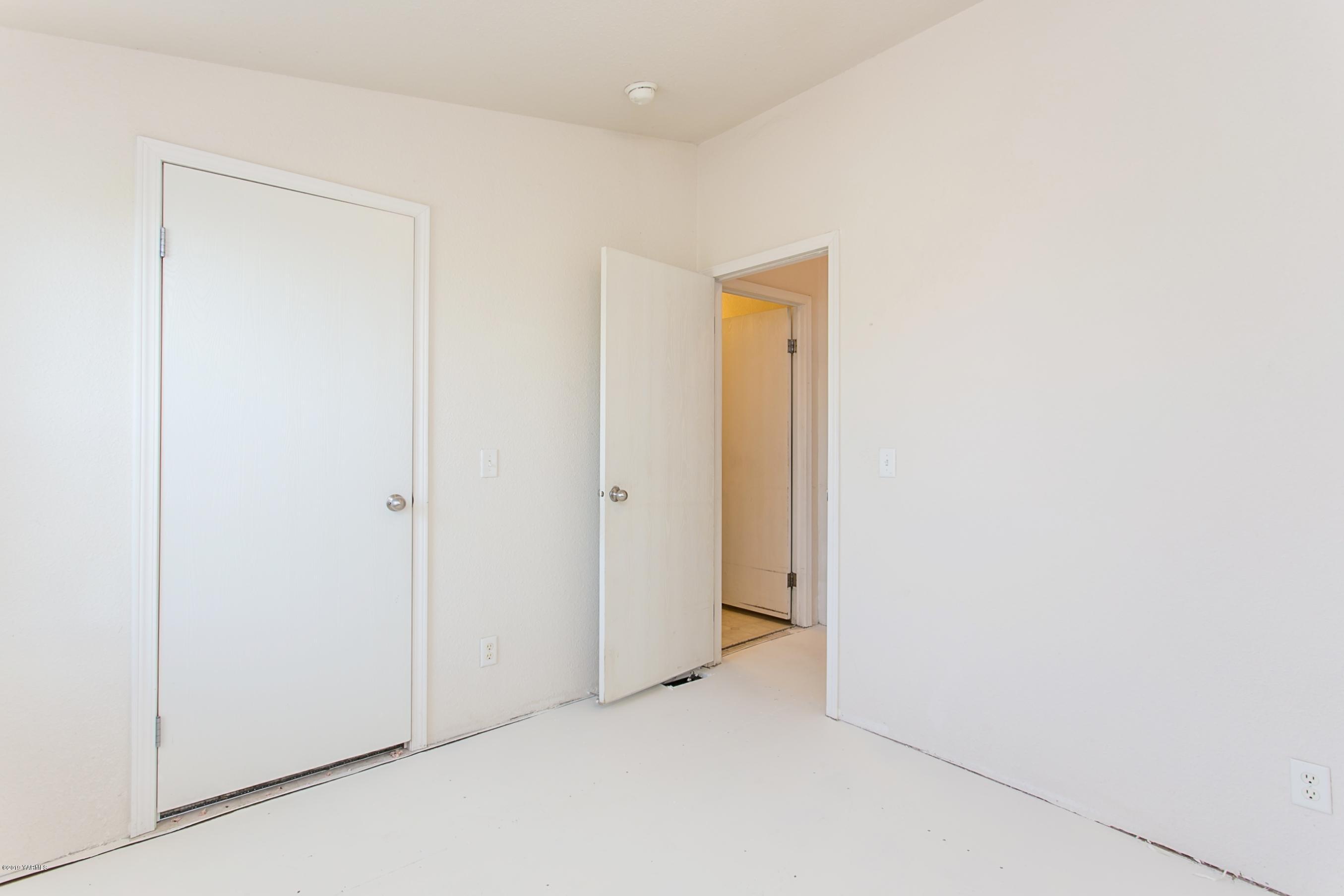 1263 Mountainview Road Grandview, WA 98930 - Photo 9 of 19 a view of an empty room