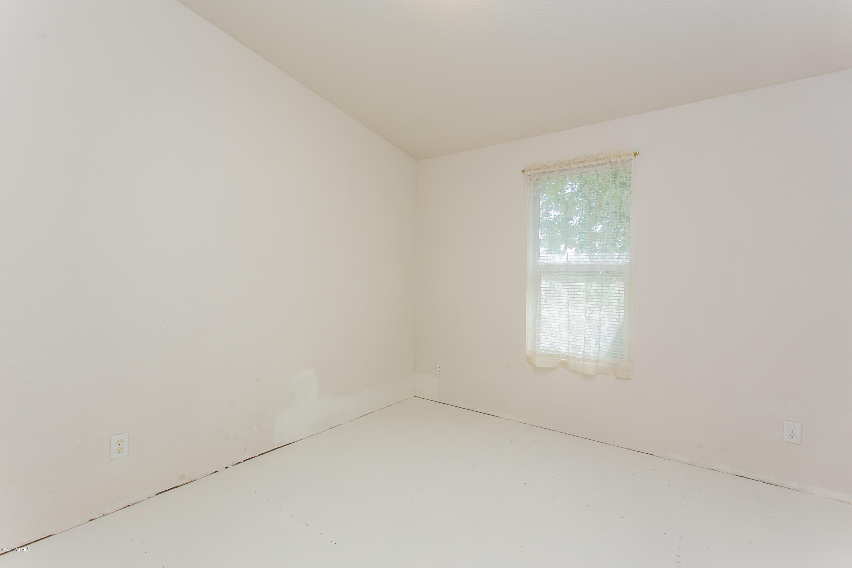 1263 Mountainview Road Grandview, WA 98930 - Photo 10 of 19 an empty room with a window
