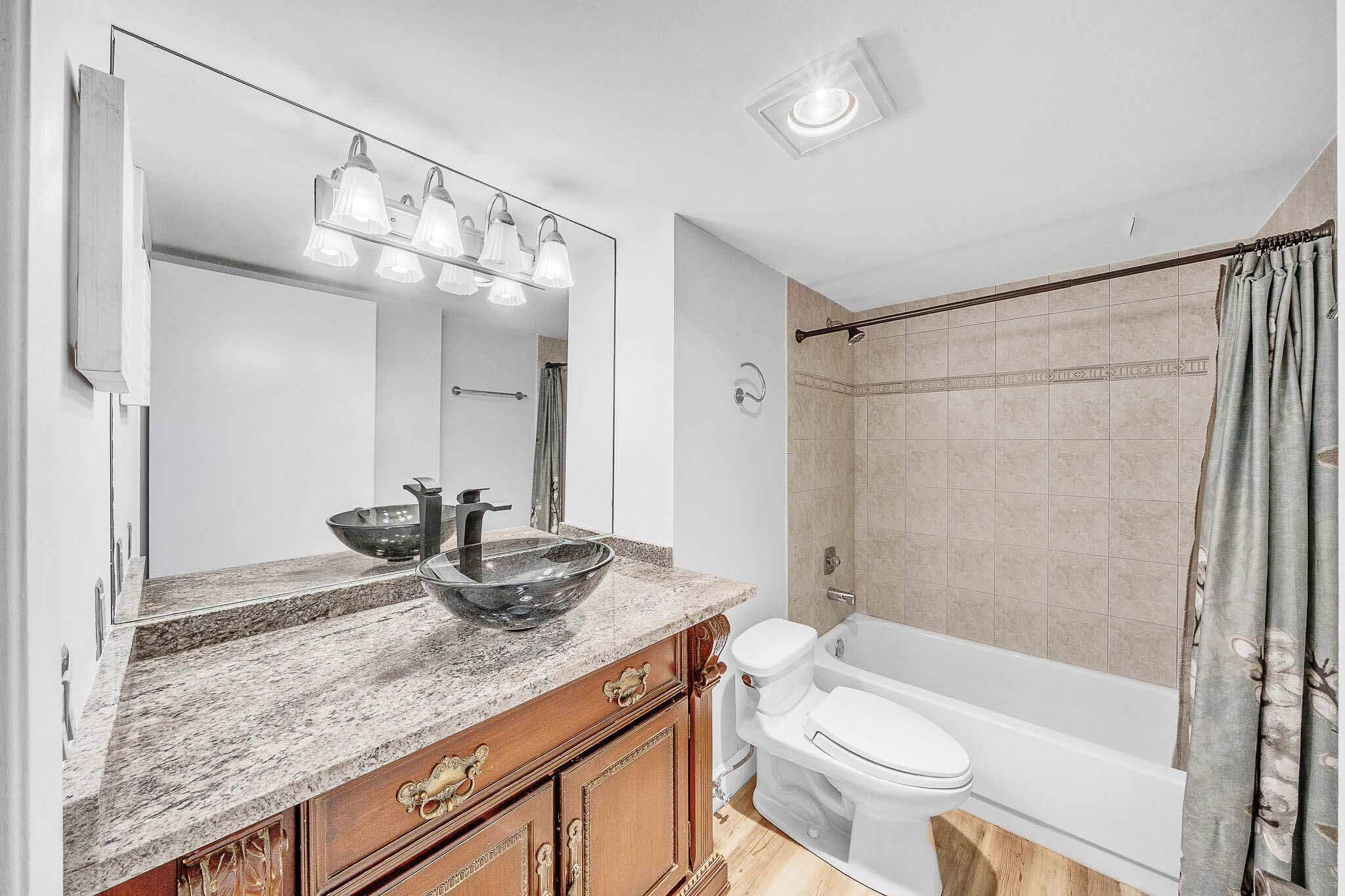17 Royal Palm Way, Unit 3010 Boca Raton, FL 33432 - Photo 19 of 57 17 Guest Bathroom (2)