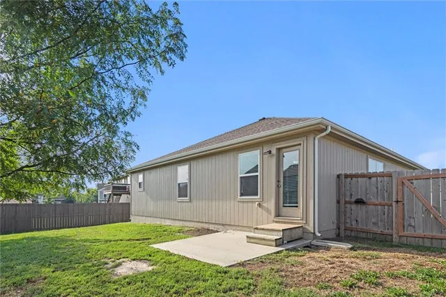 $349,900 | 17187 South Kill Creek Road, Gardner, KS 66030