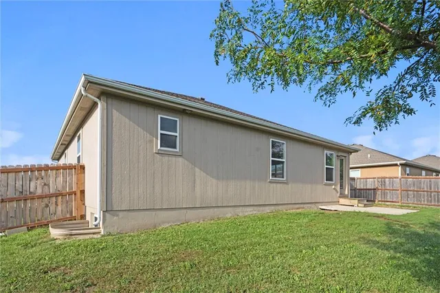 $349,900 | 17187 South Kill Creek Road, Gardner, KS 66030