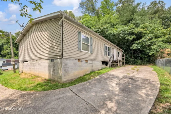 $129,900 | 445 West Broad Street, Clinton, TN 37716