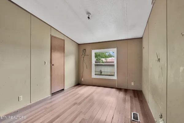 $129,900 | 445 West Broad Street, Clinton, TN 37716