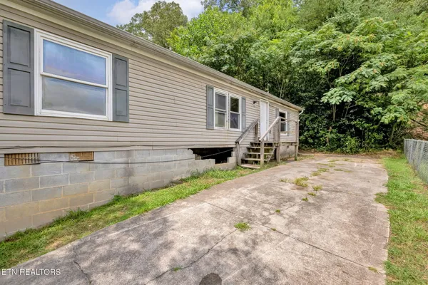 $129,900 | 445 West Broad Street, Clinton, TN 37716