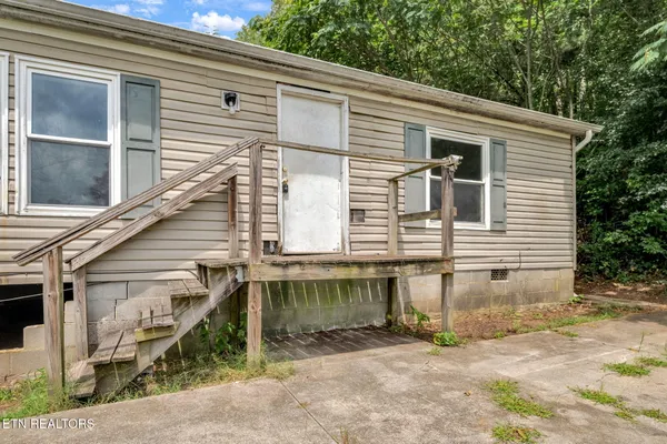 $129,900 | 445 West Broad Street, Clinton, TN 37716