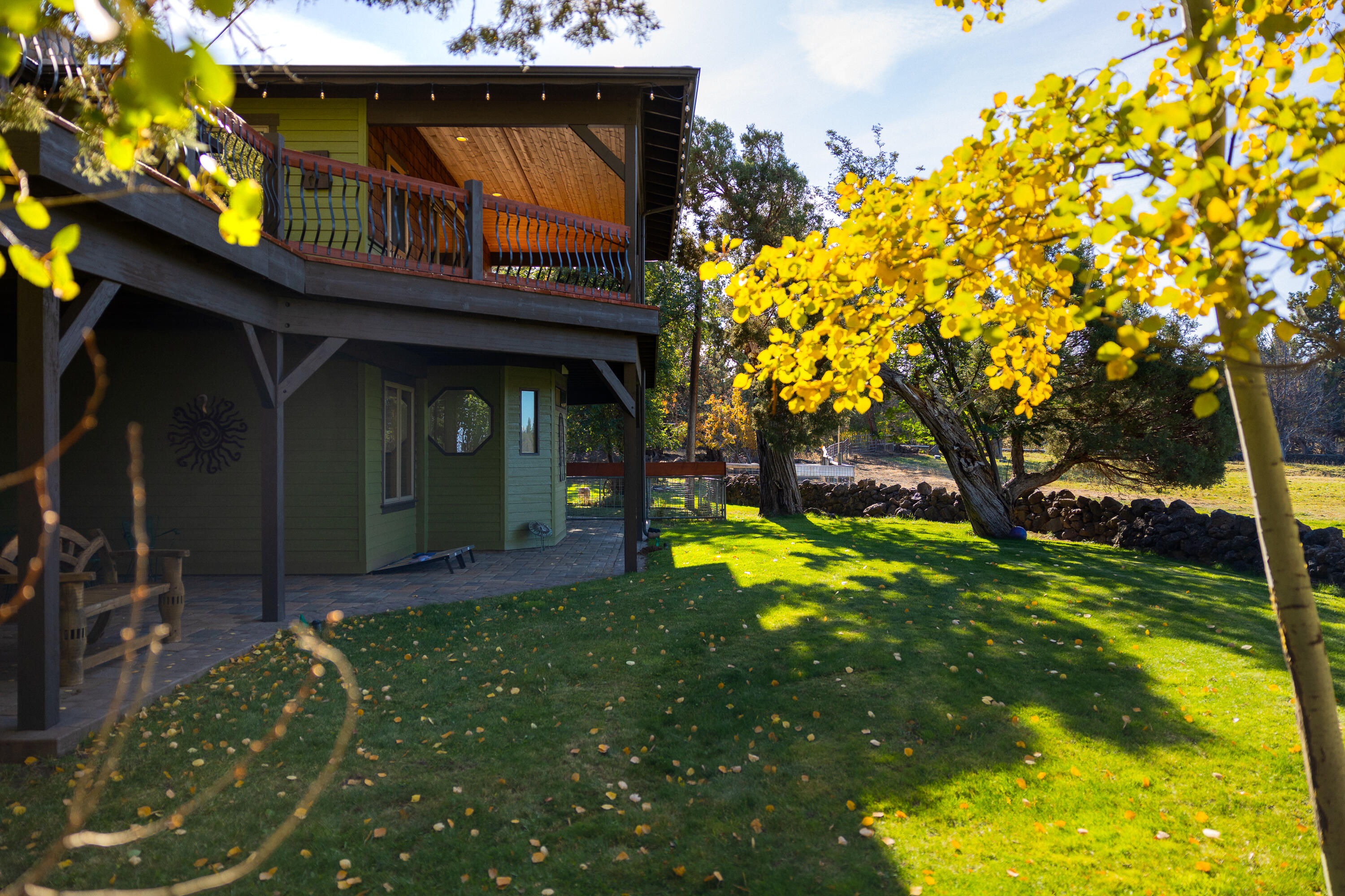 23321 Alfalfa Market Road Bend, OR 97701 - Photo 43 of 76 a backyard of a house with plants and large tree