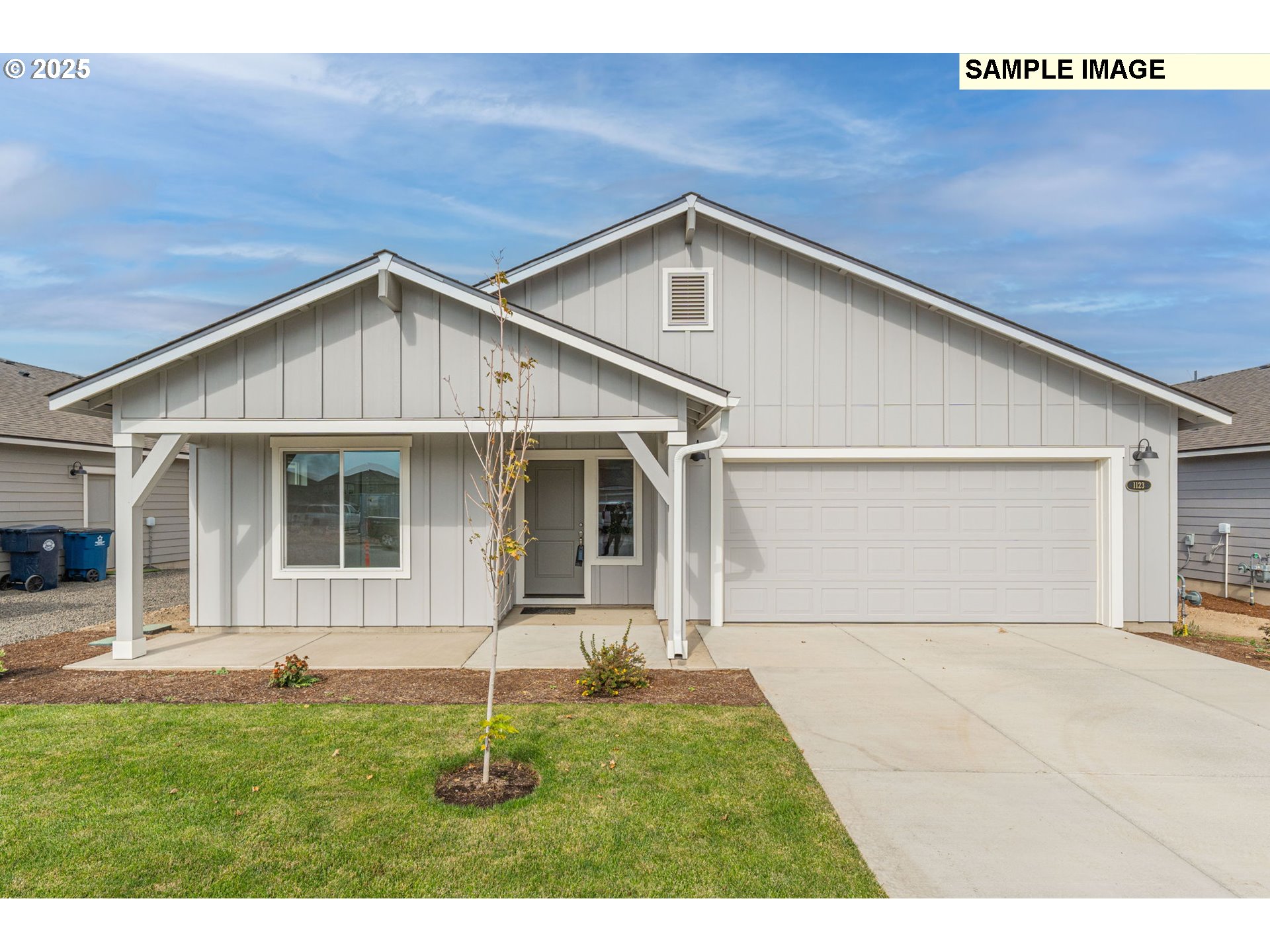 562 Taft Street Umatilla, OR 97882 - Photo 2 of 28 a front view of a house with a yard and garage