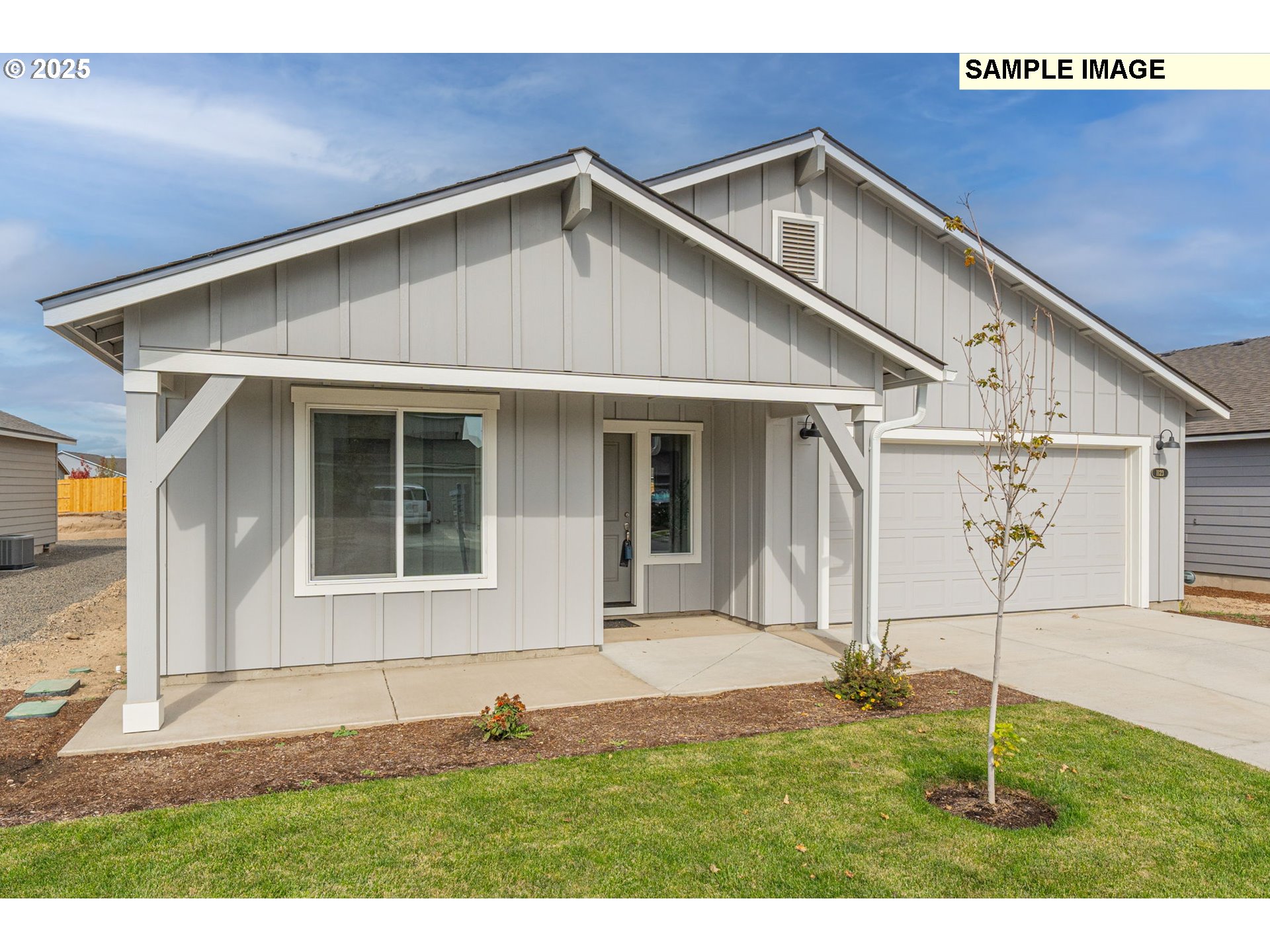 562 Taft Street Umatilla, OR 97882 - Photo 3 of 28 a front view of a house with a yard