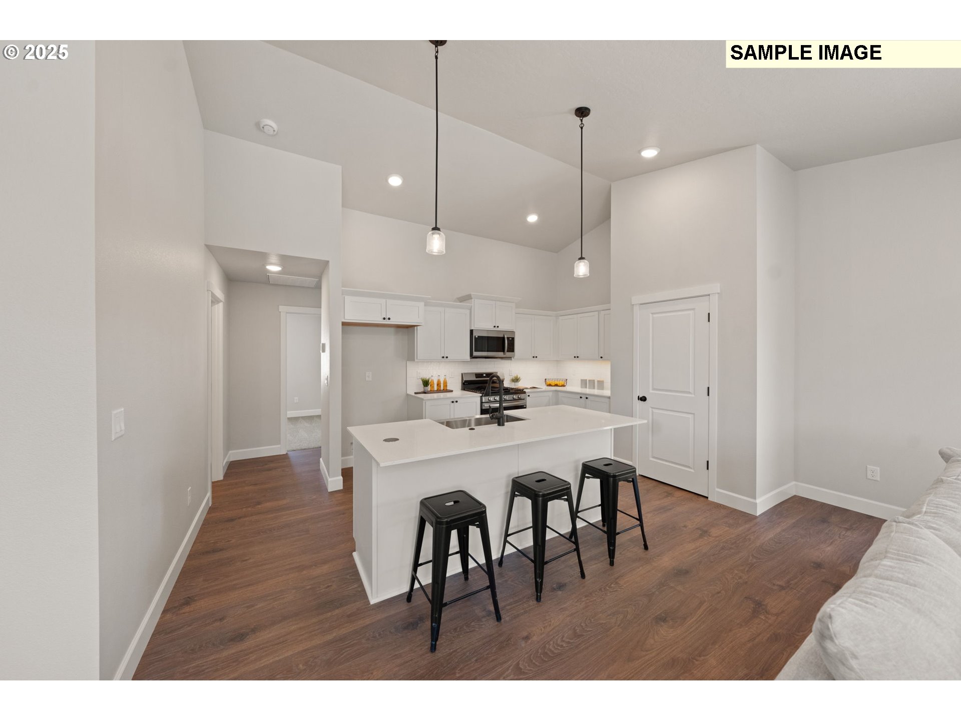 562 Taft Street Umatilla, OR 97882 - Photo 8 of 28 a large kitchen with a table and chairs