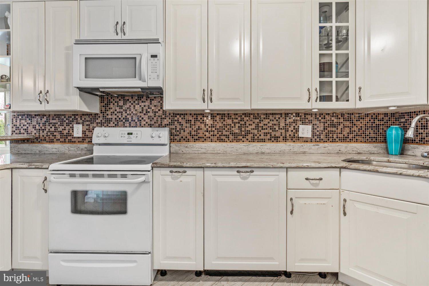 325 St Georges Road Essex, MD 21221 - Photo 30 of 52 Waterfront kitchen