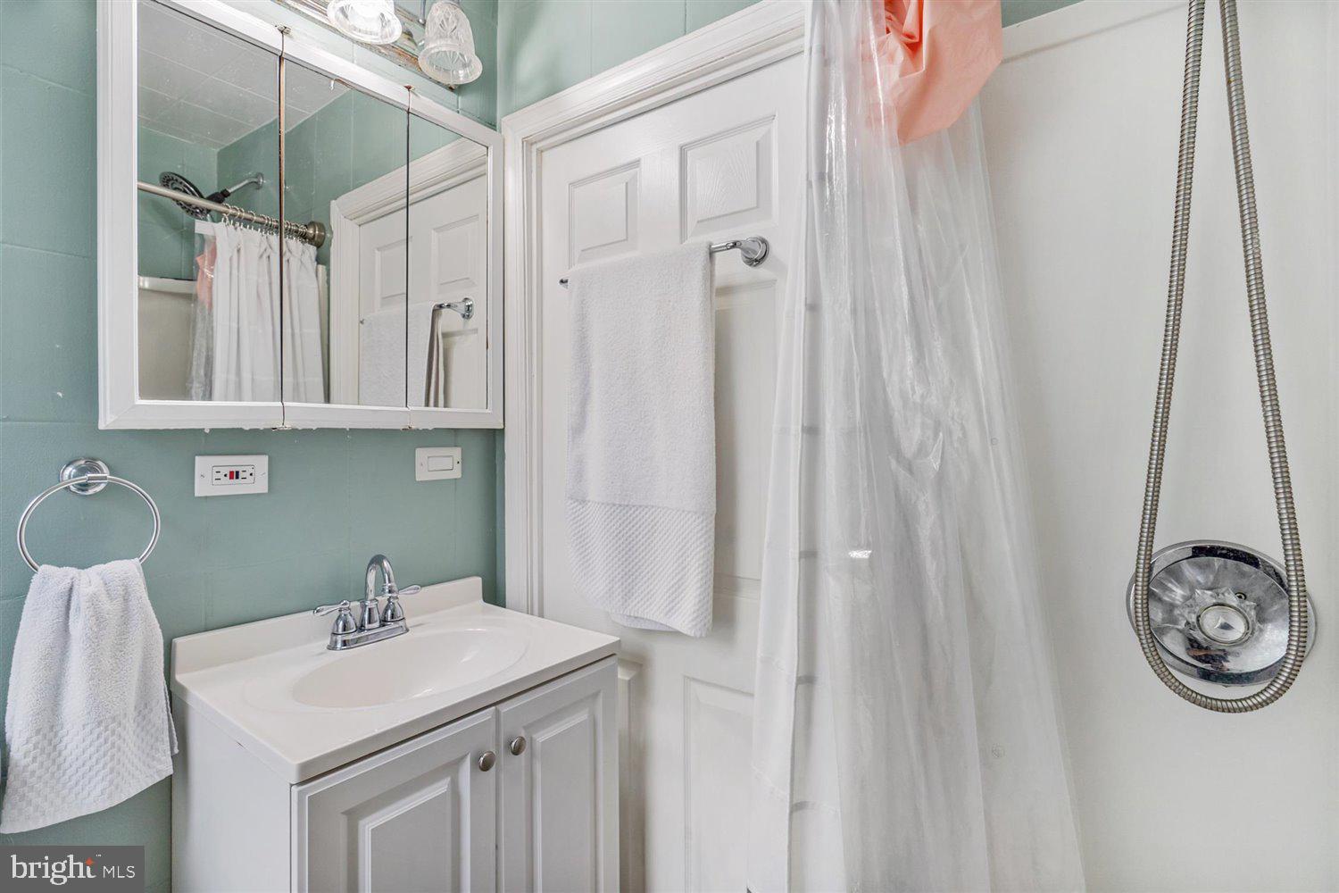 325 St Georges Road Essex, MD 21221 - Photo 7 of 52 Waterfront home full bathroom