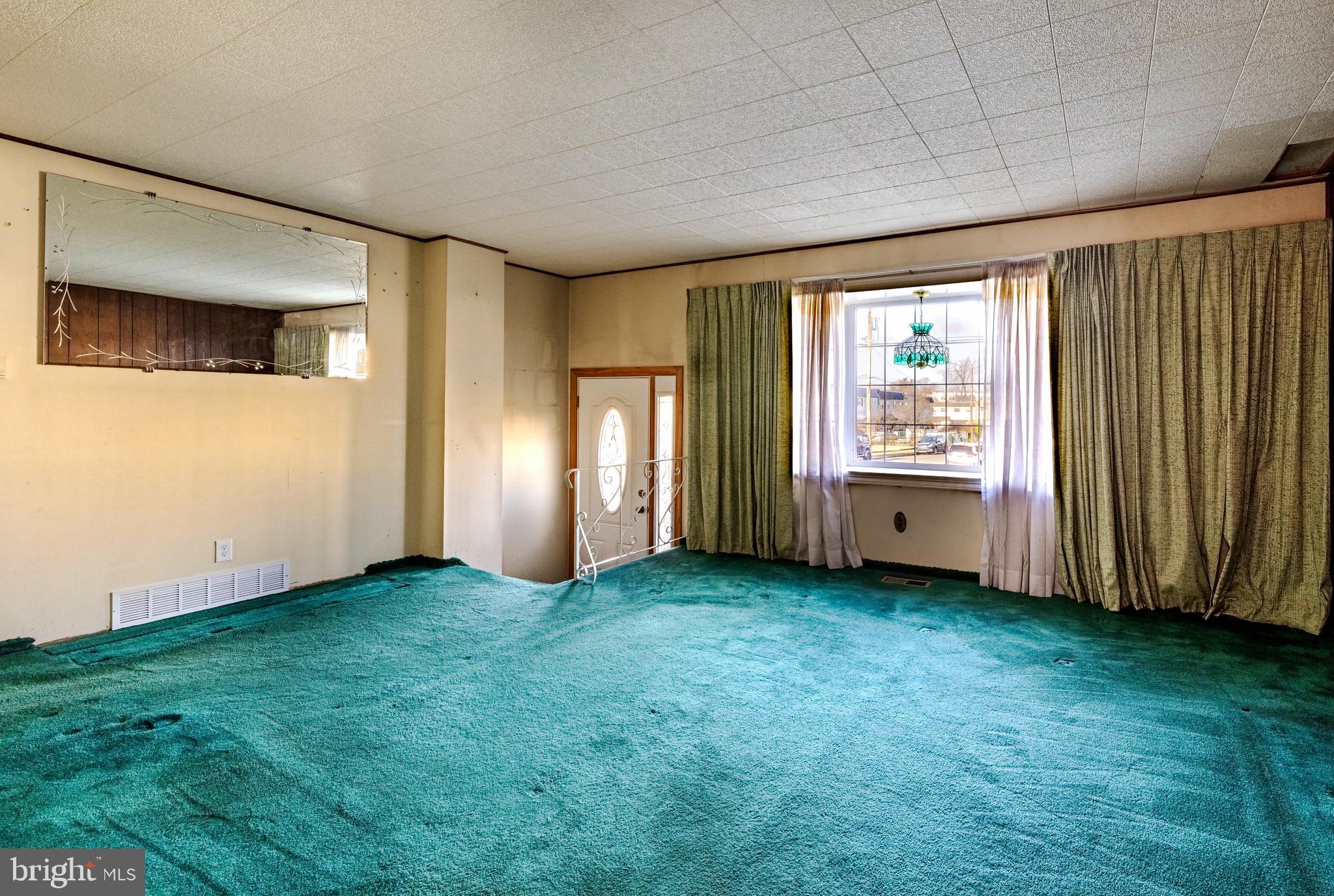 12209 Medford Road Philadelphia, PA 19154 - Photo 10 of 26 Large living room w/bay window