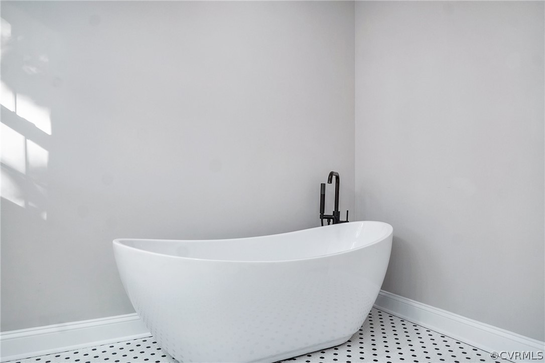 104 West Lancaster Road Richmond, VA 23222 - Photo 29 of 49 Free-standing soaking tub in the master bathroom.