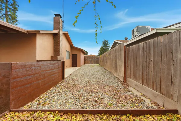 a view of a house with backyard and garden