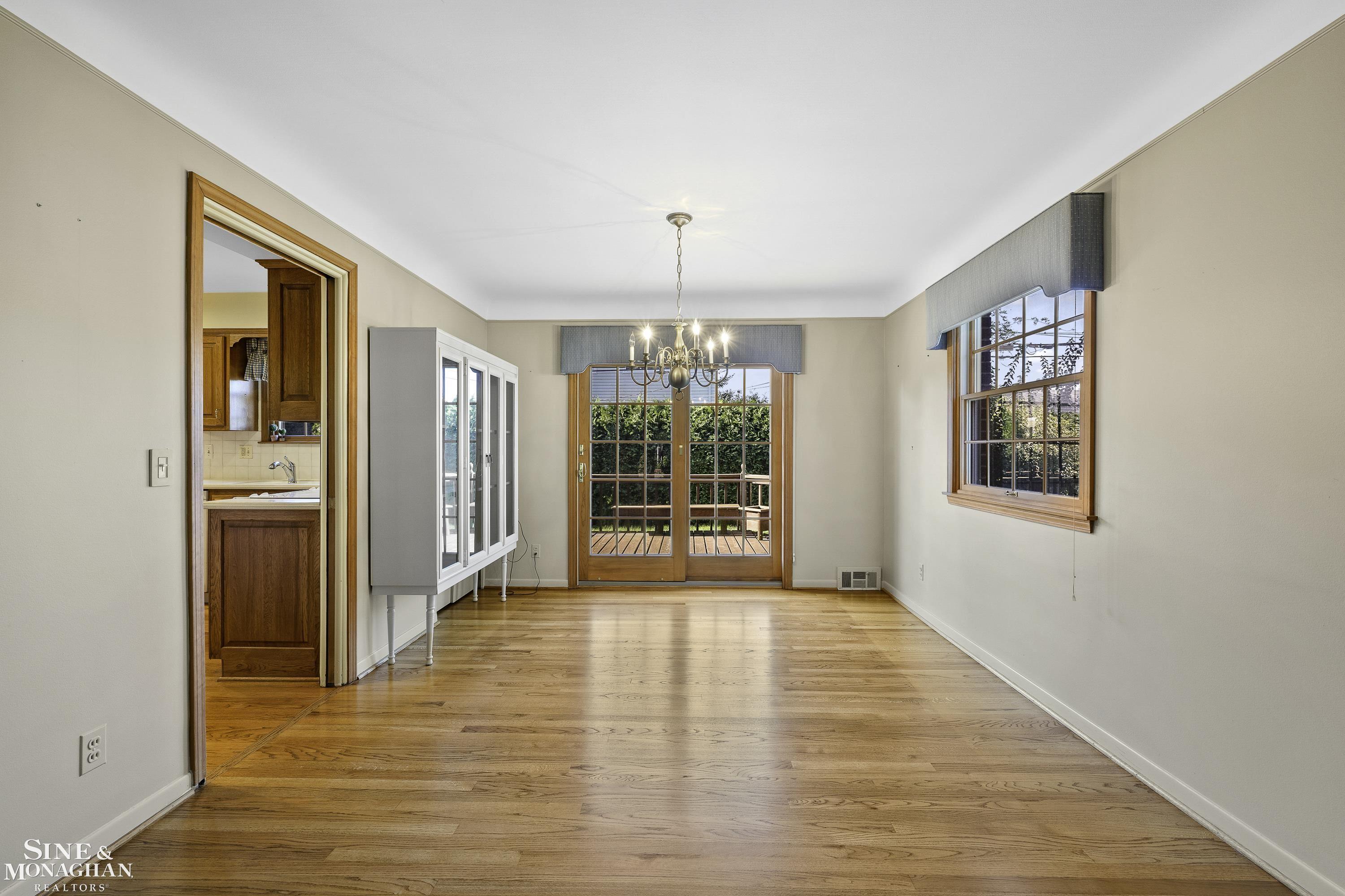 581 North Rosedale Court Grosse Pointe, MI 48236 - Photo 8 of 37 50155825-6ea8e7e9-e377-4dc9-b823-75fd19db8f7c.JPG