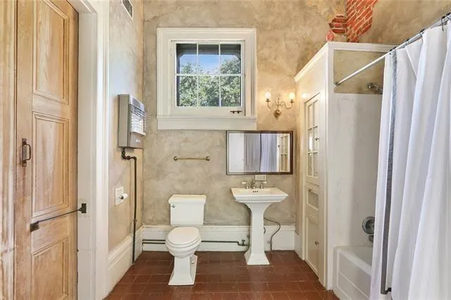 $3,500 | 824 Royal Street, Unit G, New Orleans, LA 70116