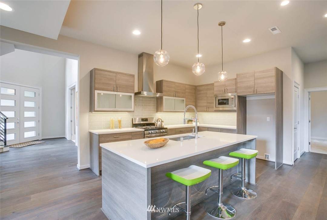 716 Pierce Avenue Northeast Renton, WA 98056 - Photo 3 of 21 Gallery Image 3