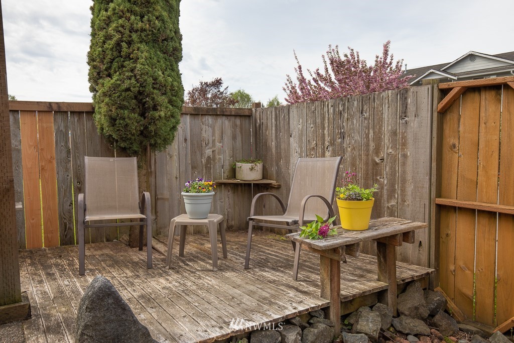1119 Merea Lane Sultan, WA 98294 - Photo 18 of 20 a view of a chairs and table in the patio