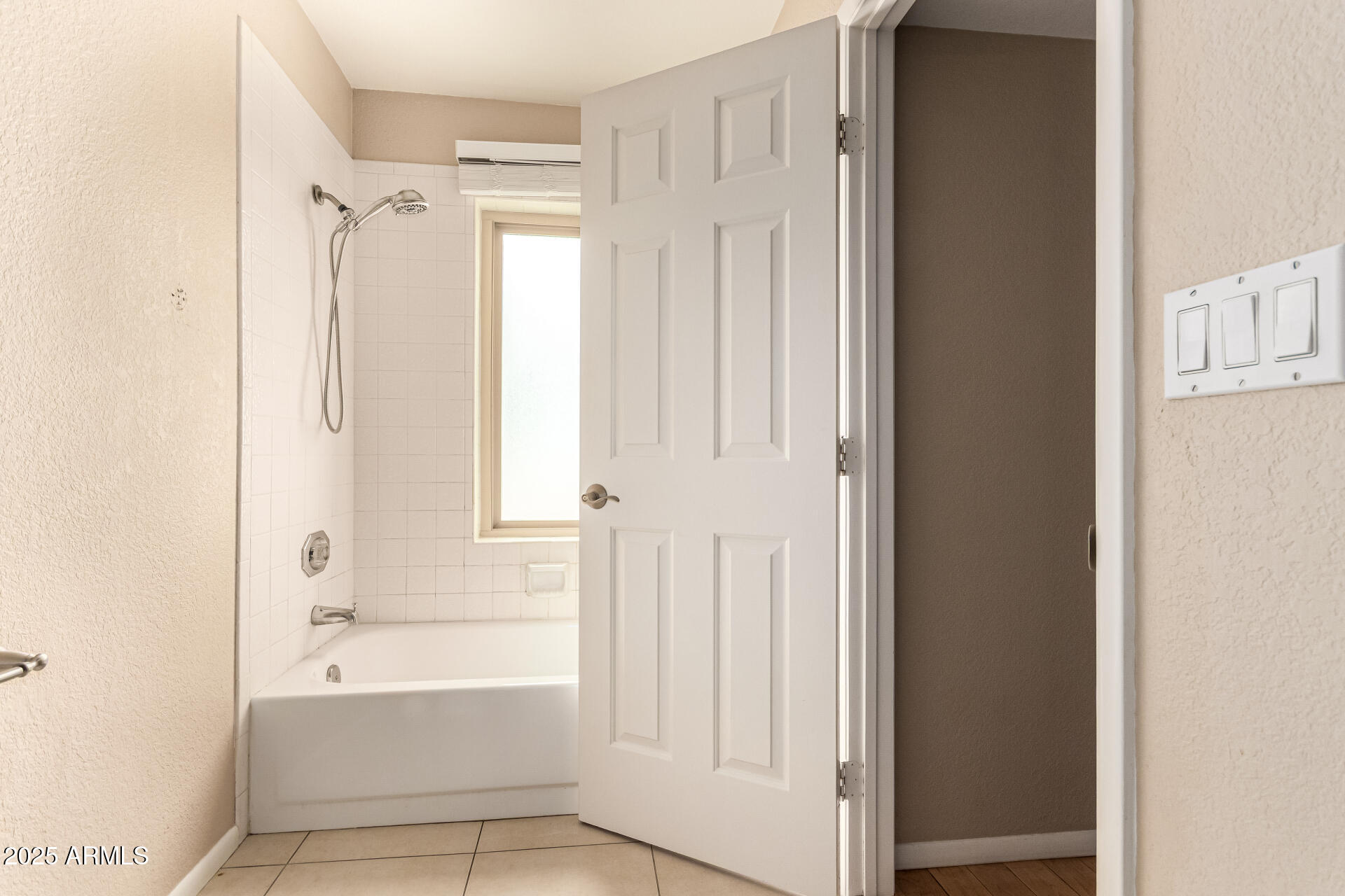 11615 North 40th Way Phoenix, AZ 85028 - Photo 20 of 34 a bathroom with a bathtub and a shower