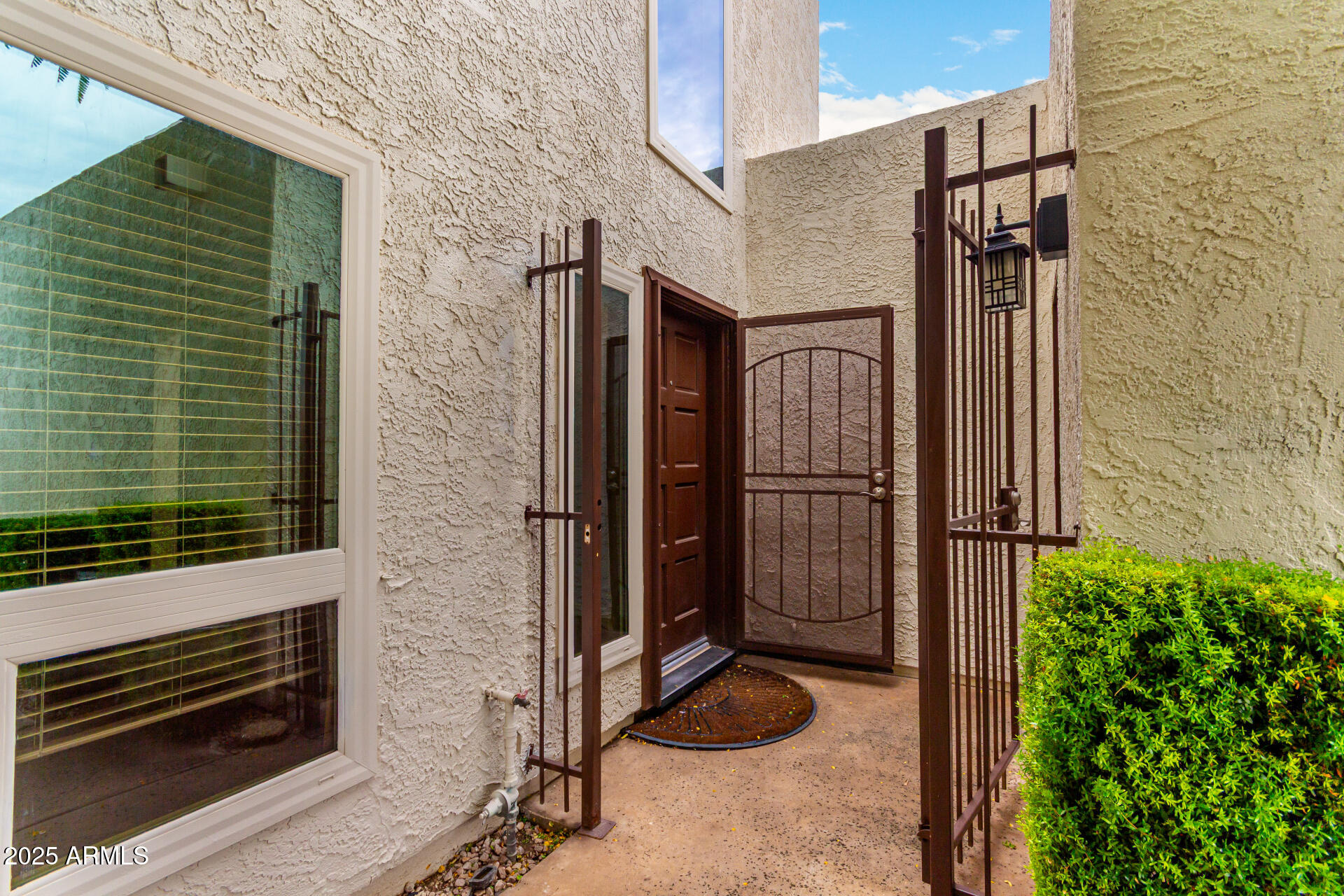 11615 North 40th Way Phoenix, AZ 85028 - Photo 3 of 34 a view of a door and brick wall