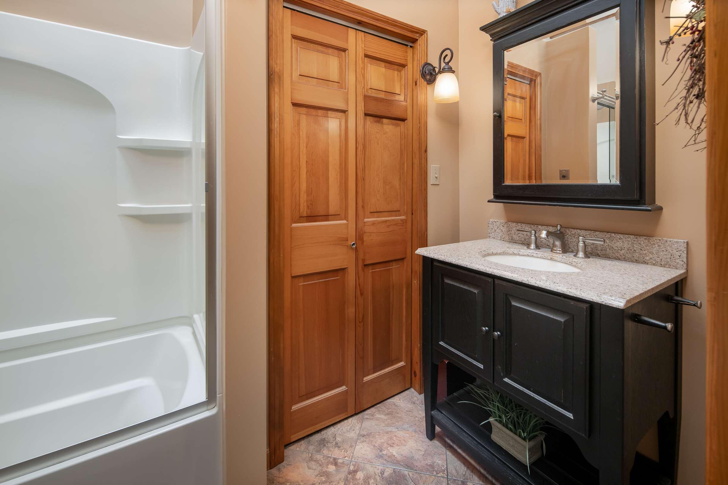 41 Brixham Road York, ME 03909 - Photo 30 of 38 Hall Bathroom