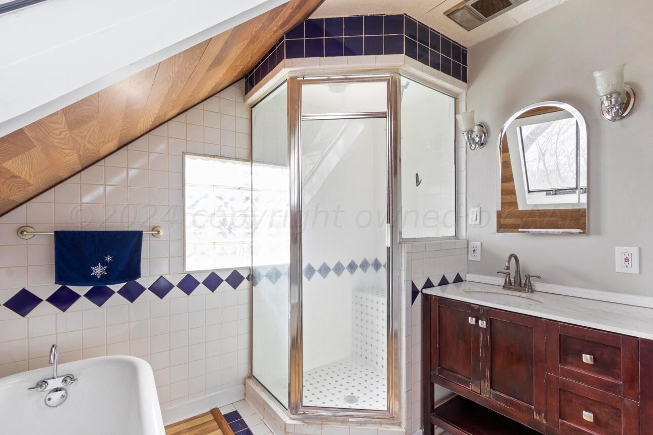 1026 Sunset Terrace Amarillo, TX 79106 - Photo 27 of 44 Upstairs Bathroom
