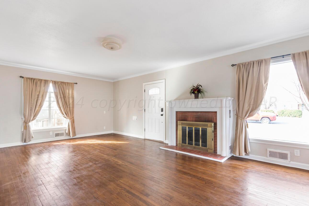 1026 Sunset Terrace Amarillo, TX 79106 - Photo 5 of 44 Front Living Room