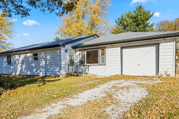 $99,900 | 5827 East 3500S Road, St. Anne, IL 60964