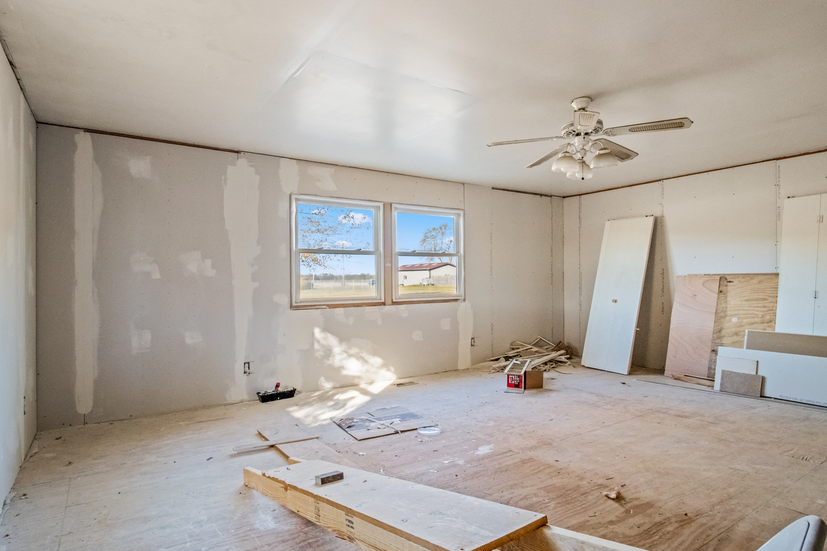 5827 East 3500S Road St. Anne, IL 60964 - Photo 9 of 16 a view of a livingroom with a workspace