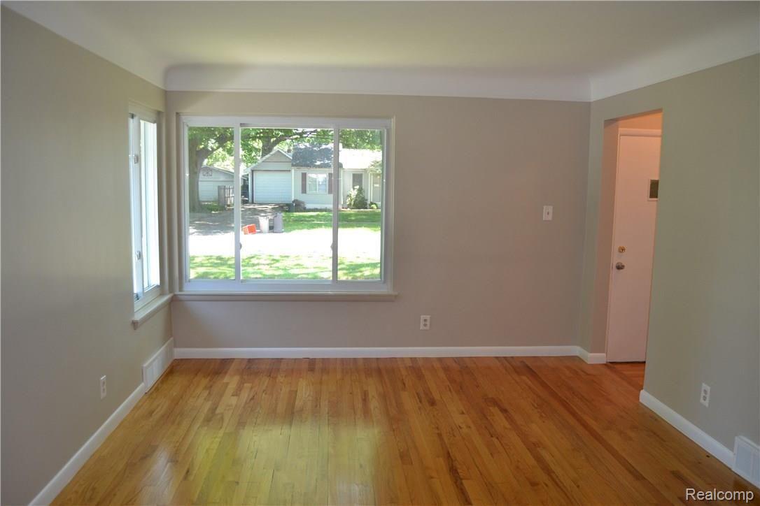 19669 Rensellor Street Livonia, MI 48152 - Photo 8 of 23 Family Room 3