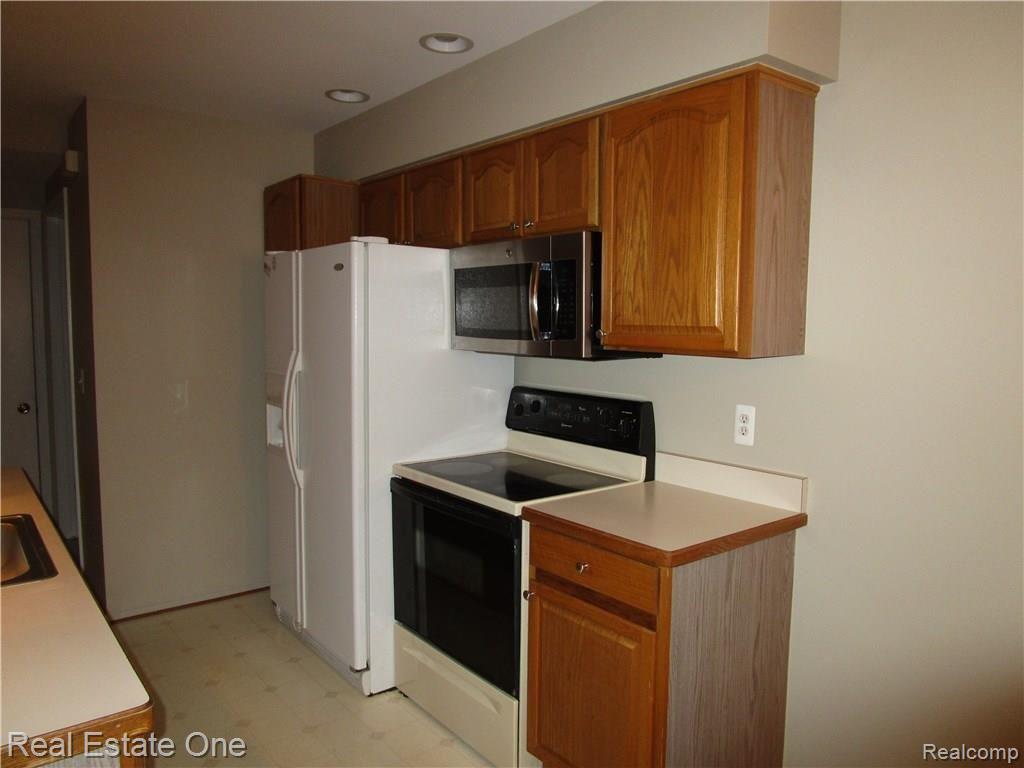 130 Pine Tree Ridge, Unit 50 Waterford, MI 48327 - Photo 6 of 22