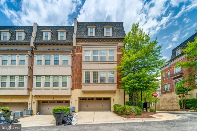$899,900 | 510 Overlook Park Drive, Unit 32, Oxon Hill, MD 20745