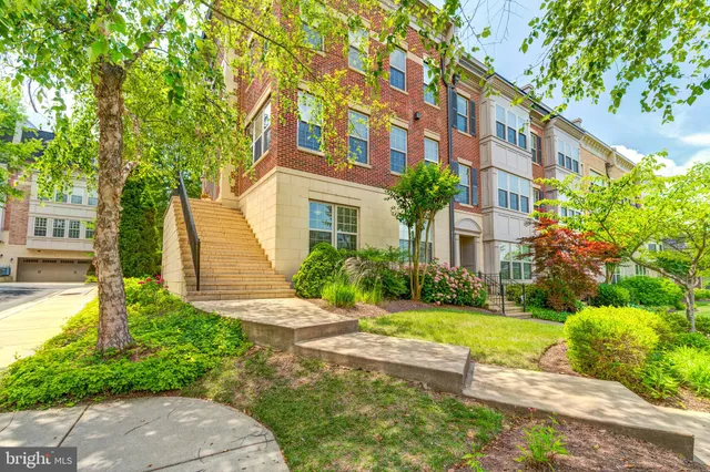 $899,900 | 510 Overlook Park Drive, Unit 32, Oxon Hill, MD 20745