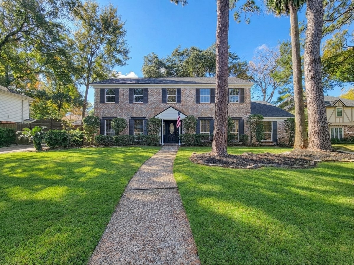 Welcome home to 10703 Idlebrook Dr