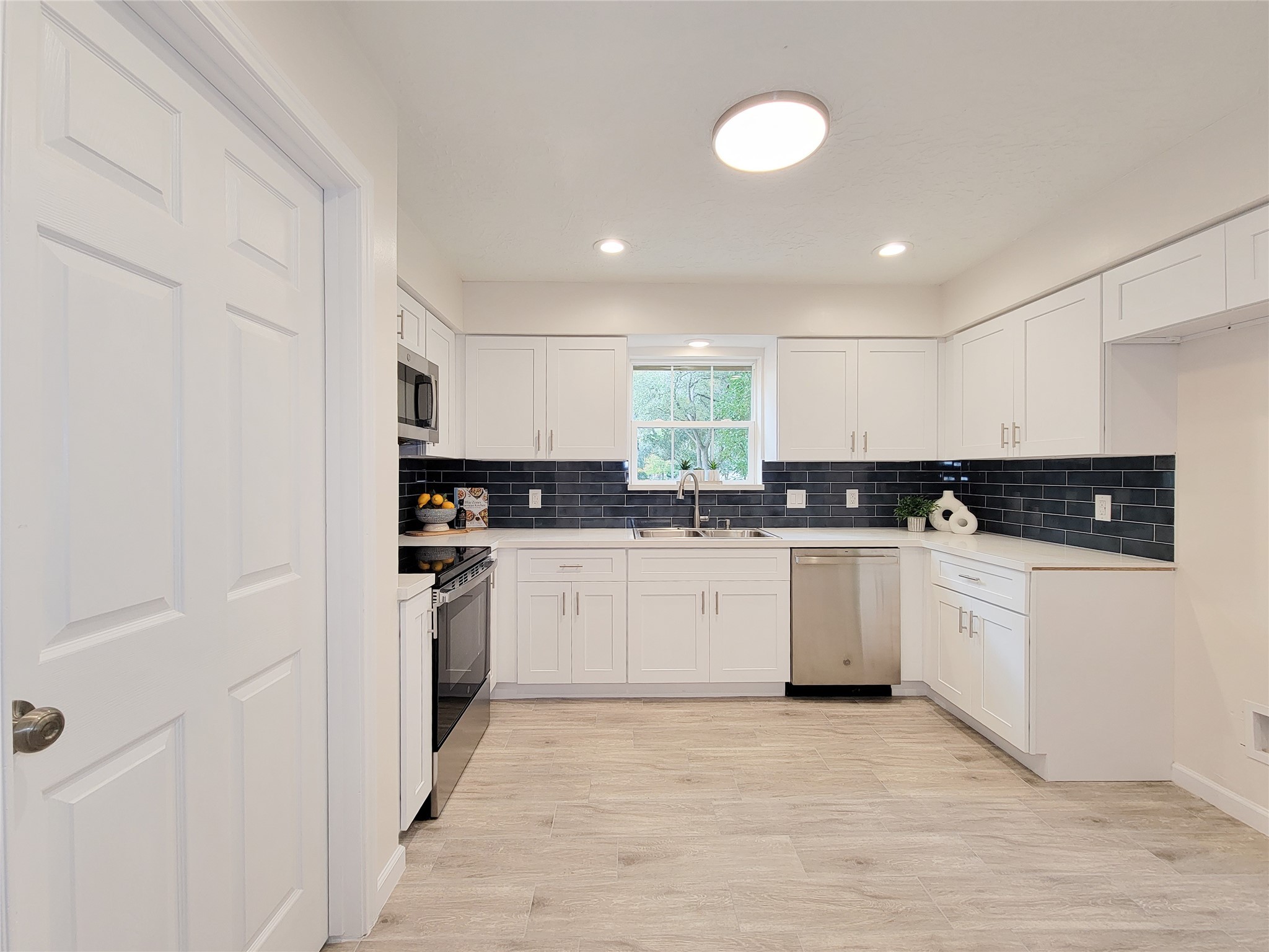 10703 Idlebrook Drive Houston, TX 77070 - Photo 15 of 47 stunning remodeled kitchen with new applicances