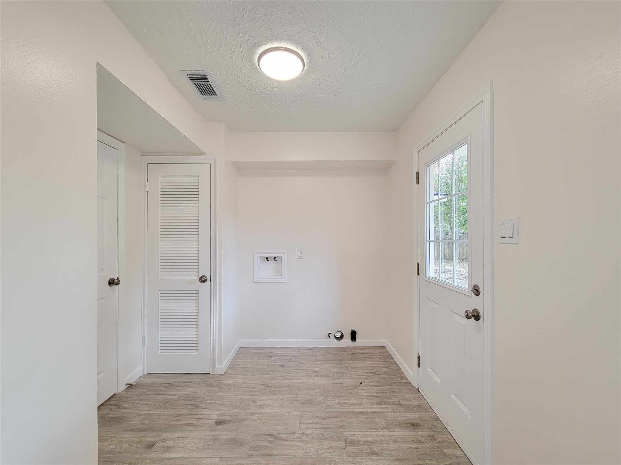 10703 Idlebrook Drive Houston, TX 77070 - Photo 18 of 47 laundry room/ mud room