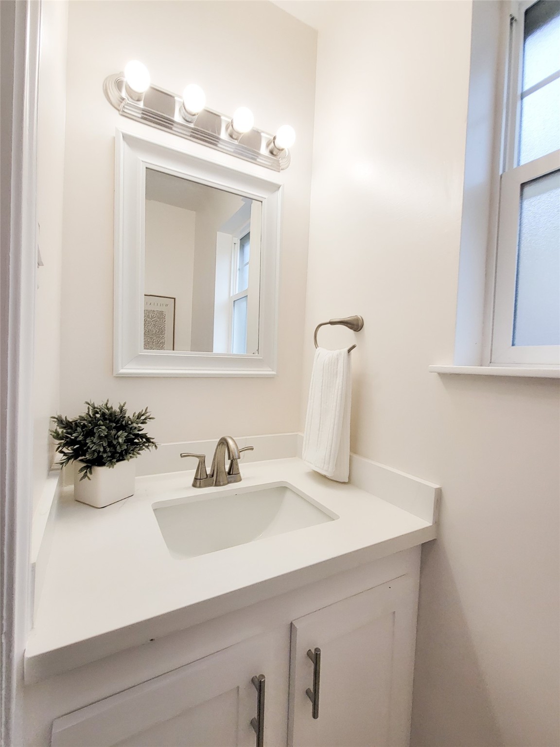 10703 Idlebrook Drive Houston, TX 77070 - Photo 19 of 47 powder bath/ guest bath