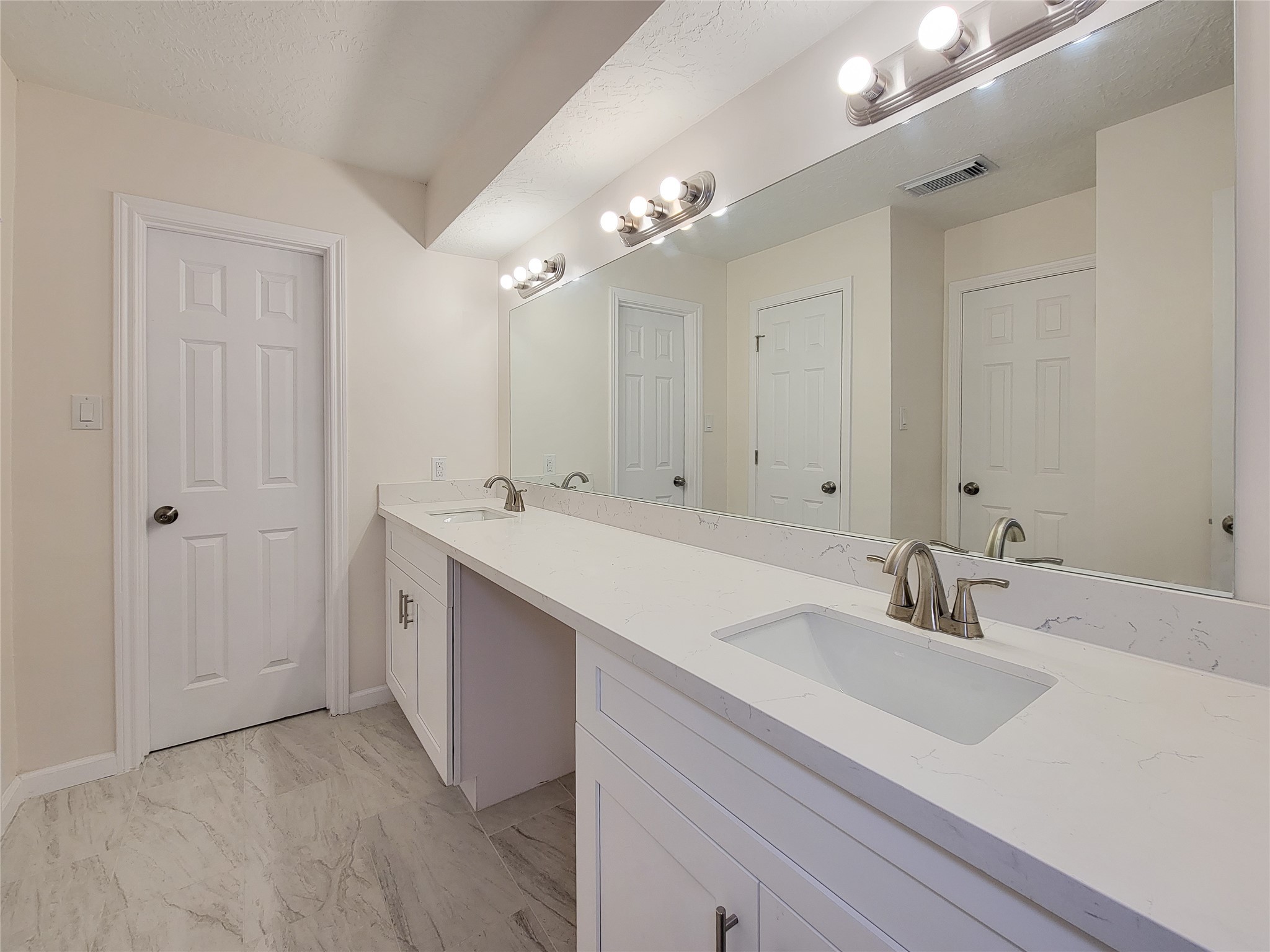 10703 Idlebrook Drive Houston, TX 77070 - Photo 40 of 47 upstairs first Jack and Jill bath