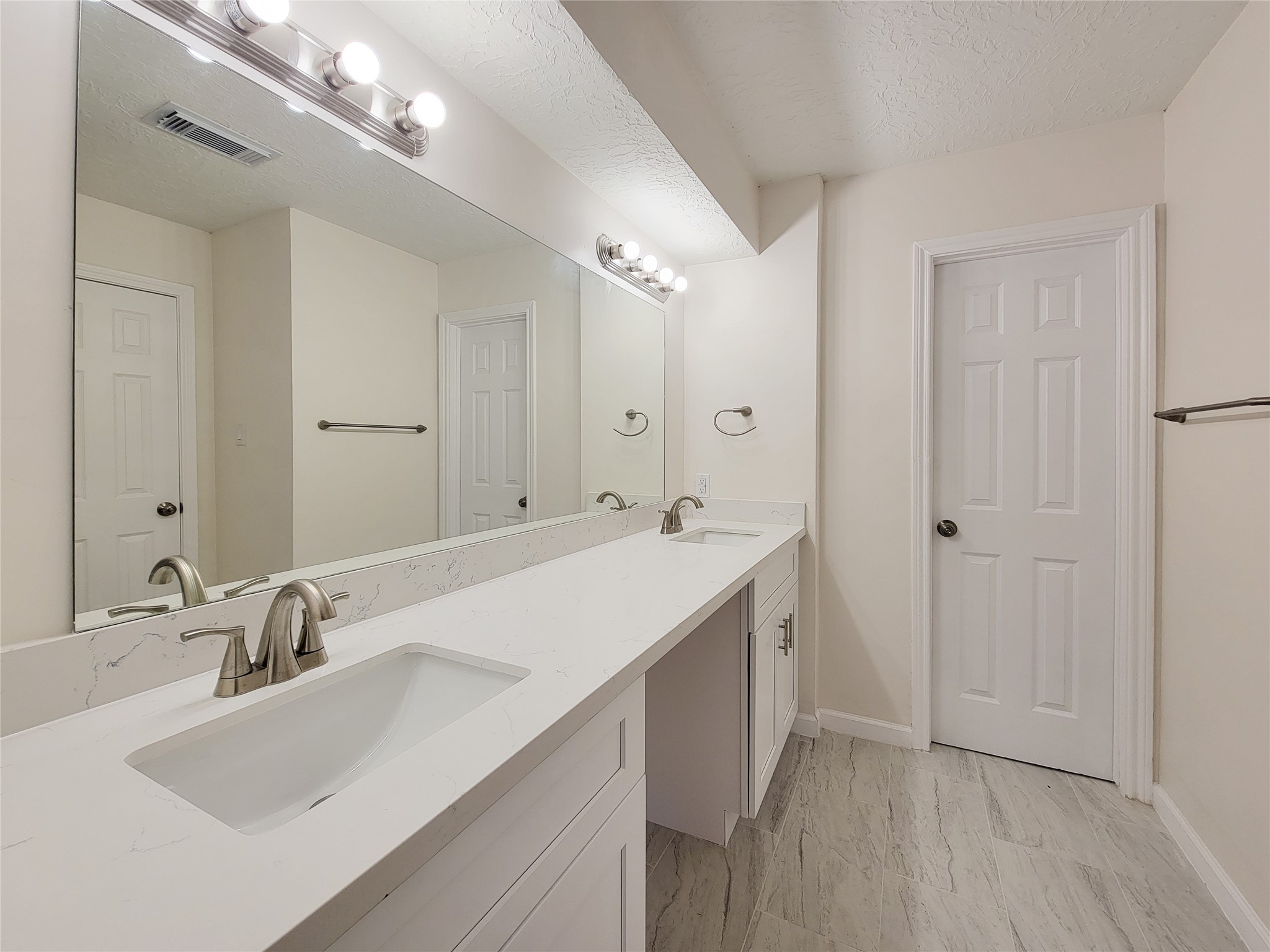 10703 Idlebrook Drive Houston, TX 77070 - Photo 44 of 47 upstairs second Jack and Jill bath