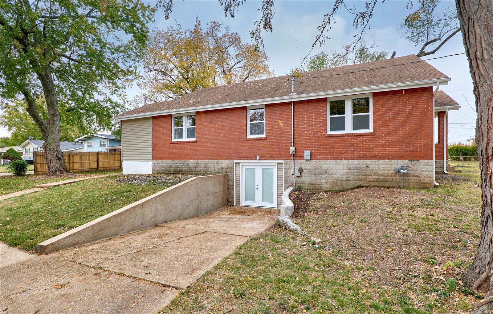 6496 Howdershell Road Hazelwood, MO 63042 - Photo 4 of 27 Gallery Image 4