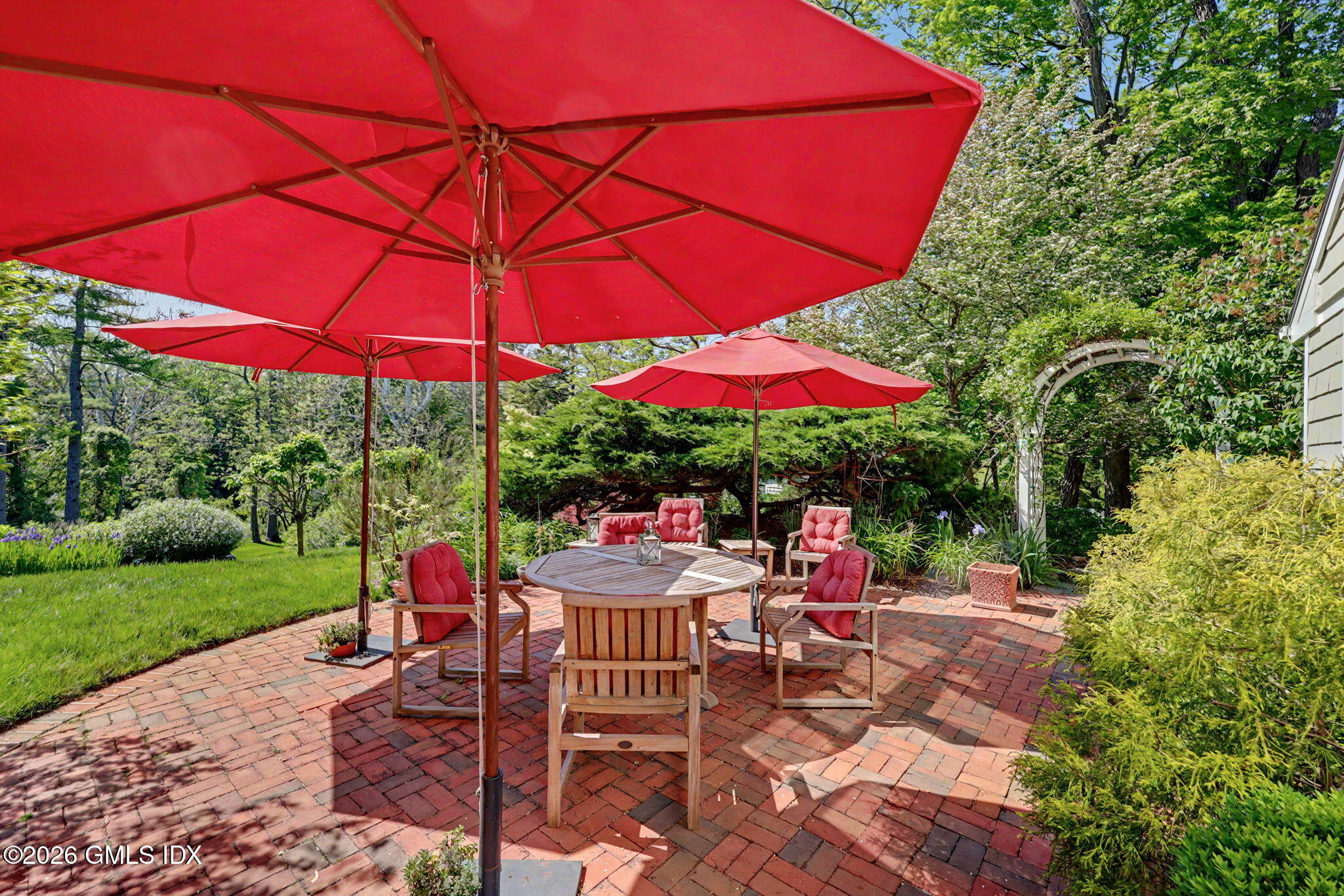 208 Bedford Road Greenwich, CT 06831 - Photo 23 of 26 208 Bedford patio