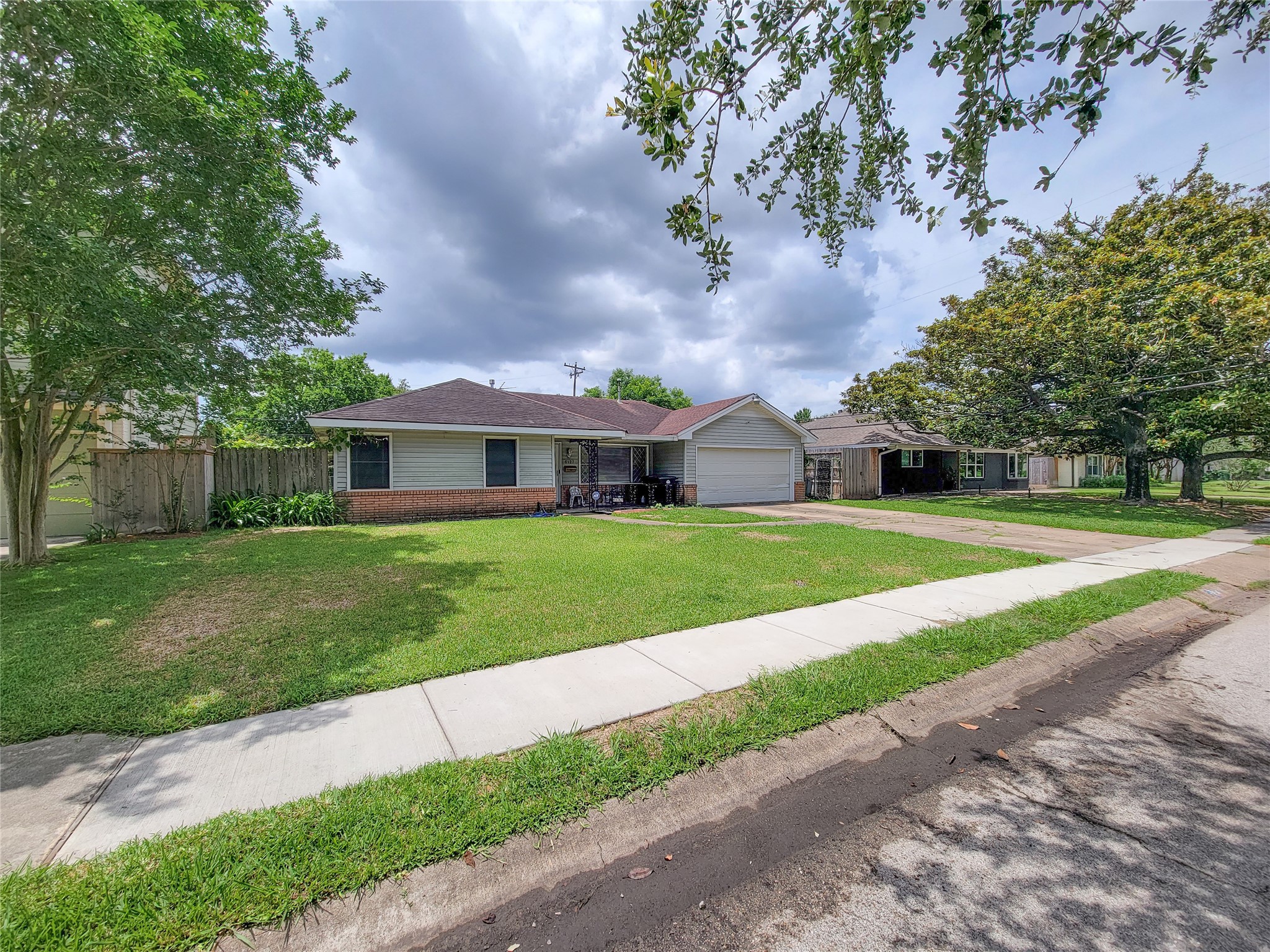 6127 Hurst Street Houston, TX 77008 - Photo 2 of 11