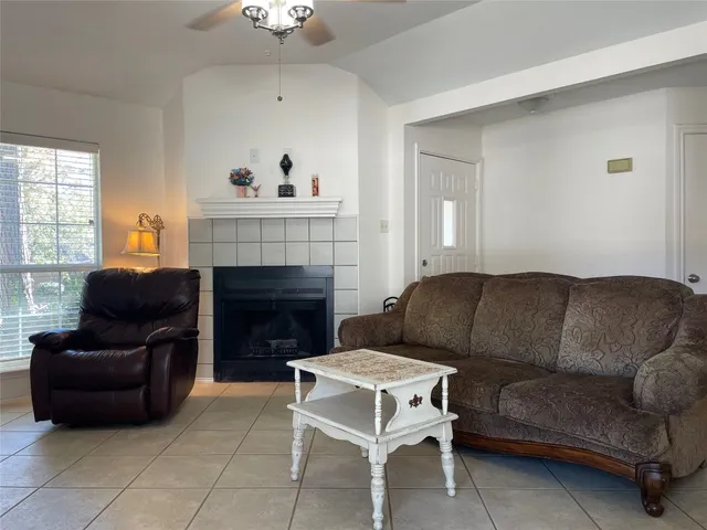 $1,625 | 110 North Kanaio Drive, Unit B, Bastrop, TX 78602