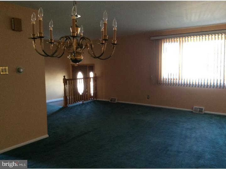 1150 Norwalk Road Philadelphia, PA 19115 - Photo 2 of 20 Living Room